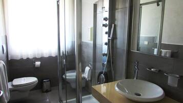 Suite | Bagno | Doccia idromassaggio, set di cortesia gratuito, asciugacapelli