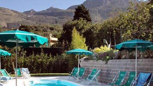 Seasonal outdoor pool, open 9 AM to 7 PM, pool umbrellas, pool loungers - Villa Tina (Forio)