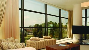 Suite (Free Wifi) | Living area | 21-inch LCD TV with cable channels, TV - Hotel Burgas (Burgas)