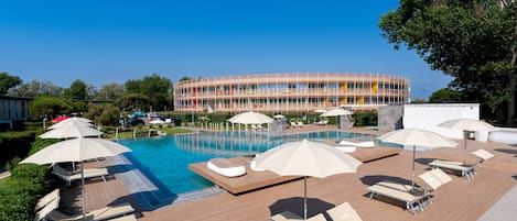 Seasonal outdoor pool, pool umbrellas, sun loungers