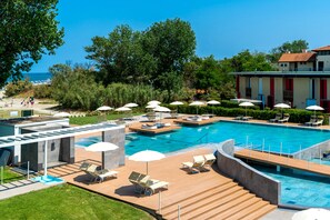 Seasonal outdoor pool, pool umbrellas, pool loungers -  Isola di Albarella Hotel Capo Nord (Rosolina)