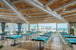 Déjeuner et dîner servis sur place, spécialités Cuisine méditerranéenne