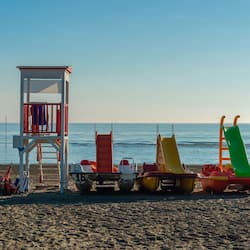 Sulla spiaggia, sabbia bianca, lettini da mare, ombrelloni