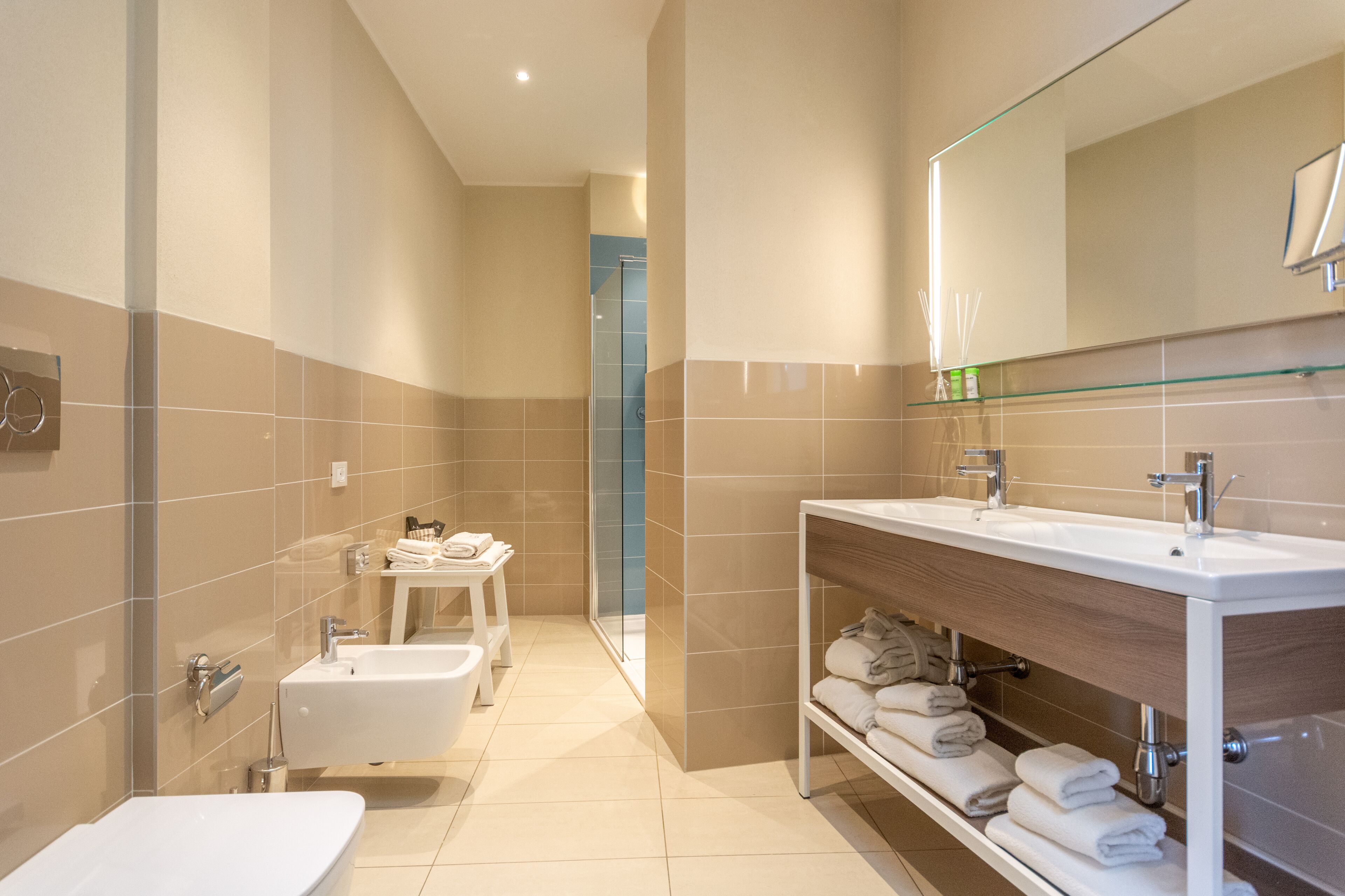 comfort suite, 1 bedroom | bathroom | shower, eco-friendly toiletries, hair dryer, bidet