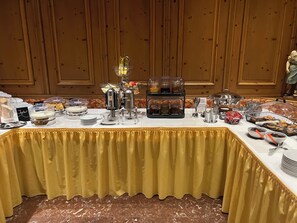 Se ofrece un desayuno bufé (9 EUR por persona)