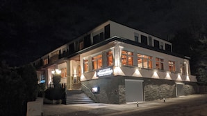 A two-story building with a sign reading "GASTHOF Cuisinart Hans Genbert." - Hotel Odenwaldblick (Roedermark)