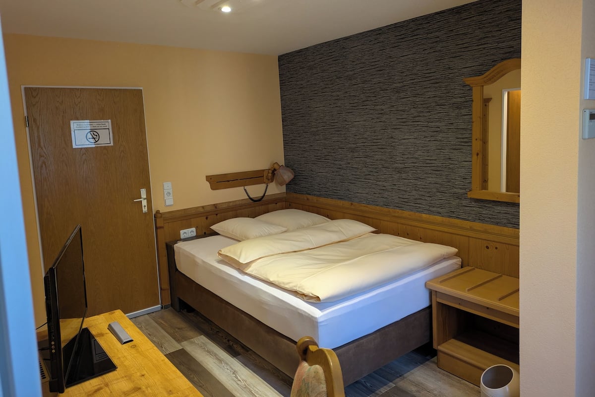 Kamar Single Standar (with air conditioning) | Seprai premium, bantalan ekstra lembut, minibar, dan meja kerja