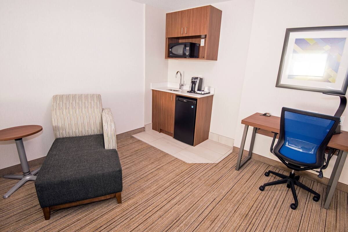 suite, 1 bedroom | room amenity