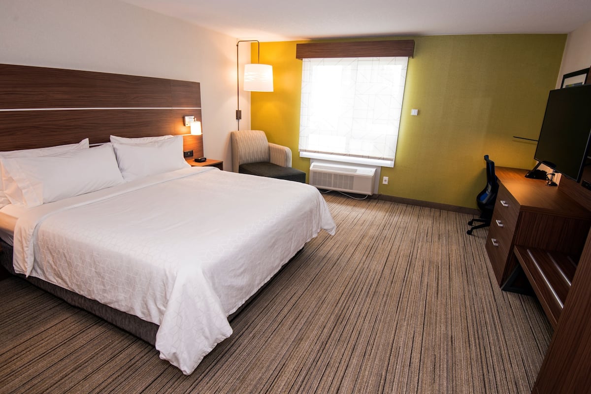 In-room safe, desk, iron/ironing board, free WiFi