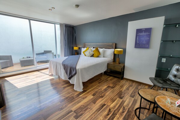 Chambre luxueuse, 1 très grand lit, terrasse | Coffre-fort, bureau, espace de travail pour ordinateurs portables