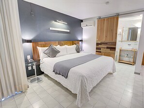 华丽客房, 1 张特大床, 阳台 | 客房内保险箱、办公桌、笔记本电脑工作区、遮光窗帘