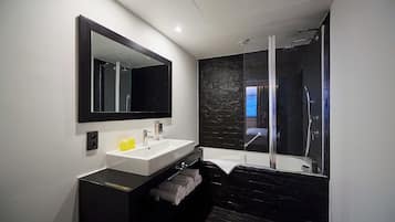 Articles de toilette gratuits, sĂšche-cheveux, serviettes fournies, savon