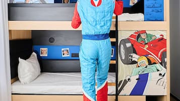 Ropa de cama de alta calidad, escritorio y sistema de insonorización