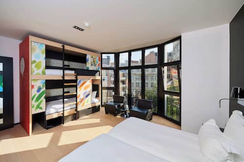 Premium bedding, desk, soundproofing, free cribs/infant beds