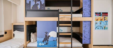 Una cama litera con tres niveles, cada uno con un cuadro diferente que muestra un vaquero y un caballo.