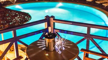 Una piscina con barandilla metálica y un jacuzzi.