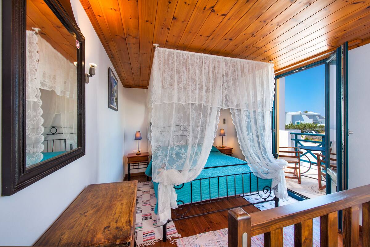 traditional room | minibar, desk, soundproofing, iron/ironing board