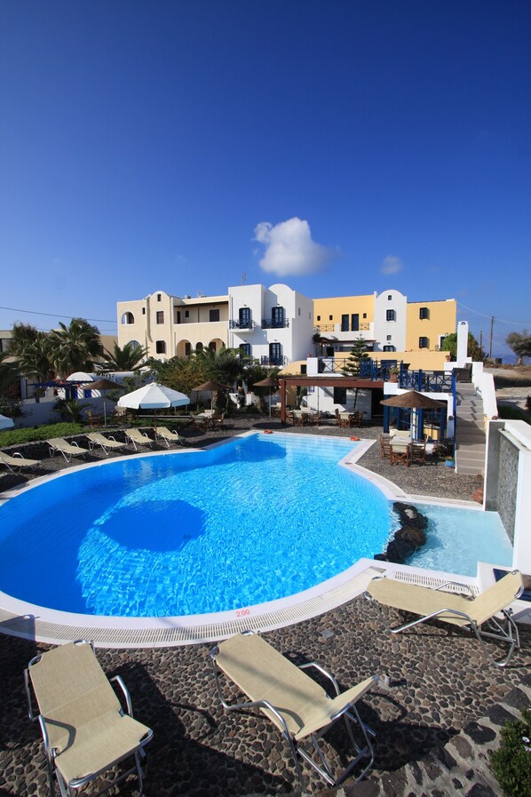 Piscine extérieure, parasols de plage
