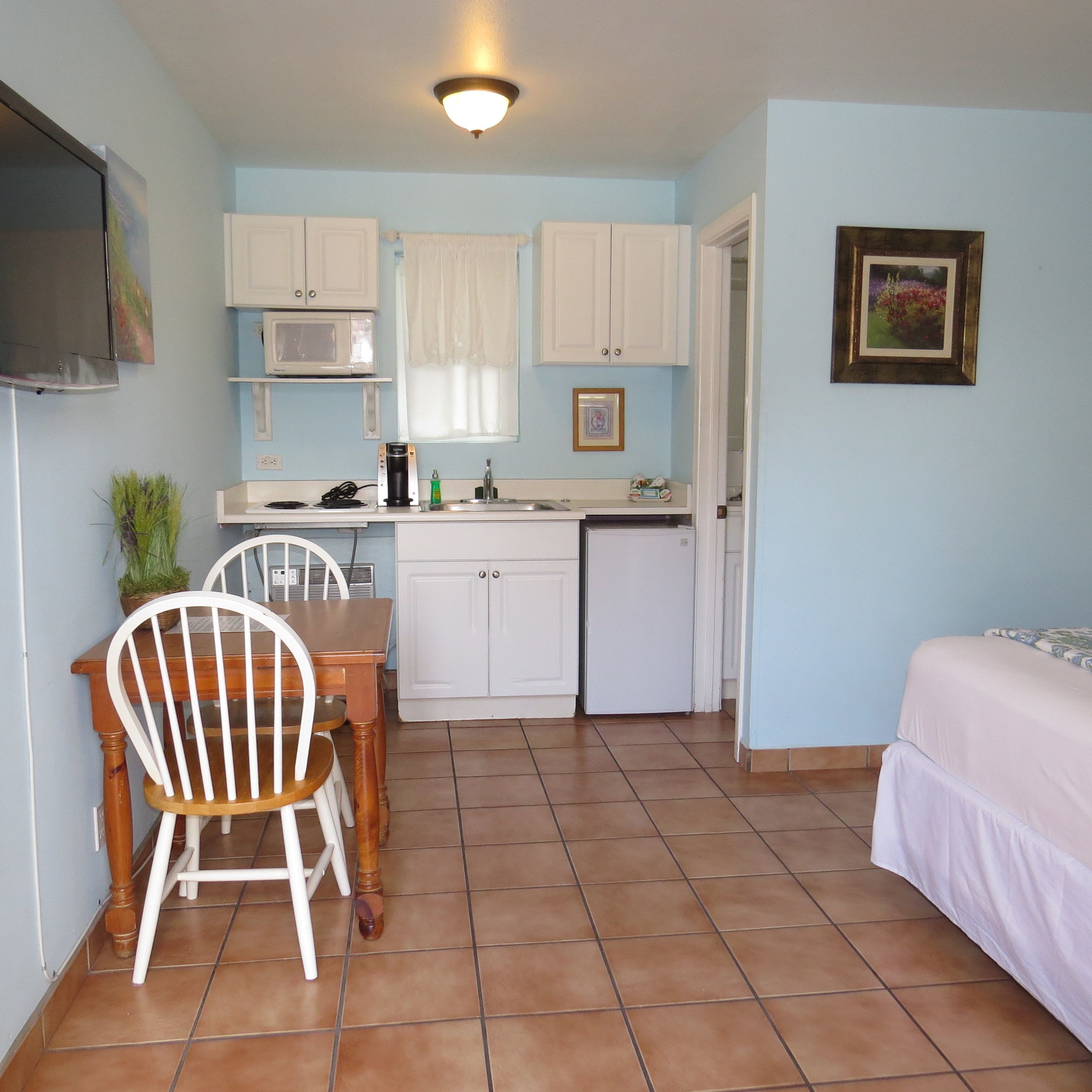 classic room, 1 full bed | in-room dining