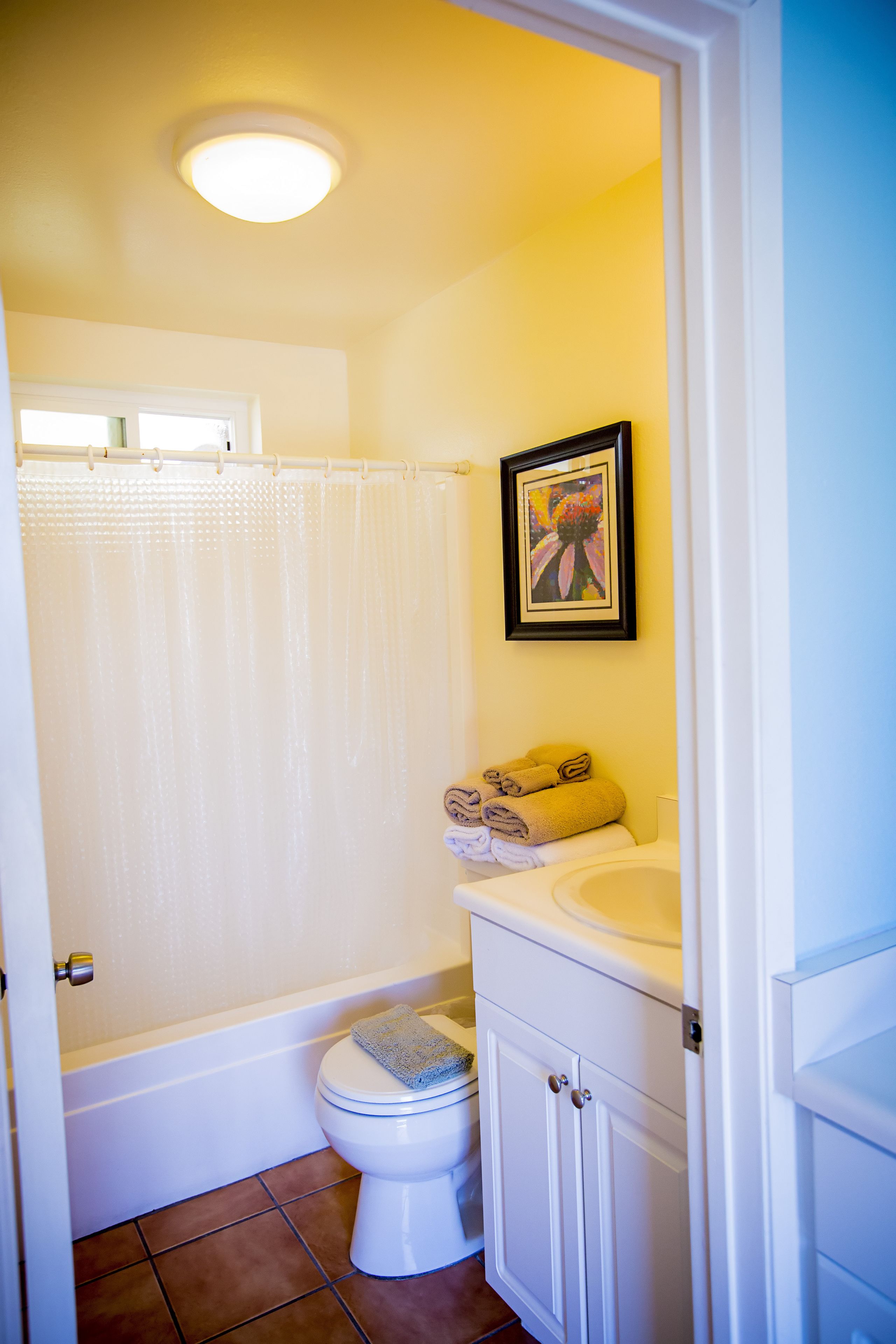 standard room, 1 queen bed, kitchenette | bathroom | combined shower/bathtub, free toiletries, hair dryer, towels
