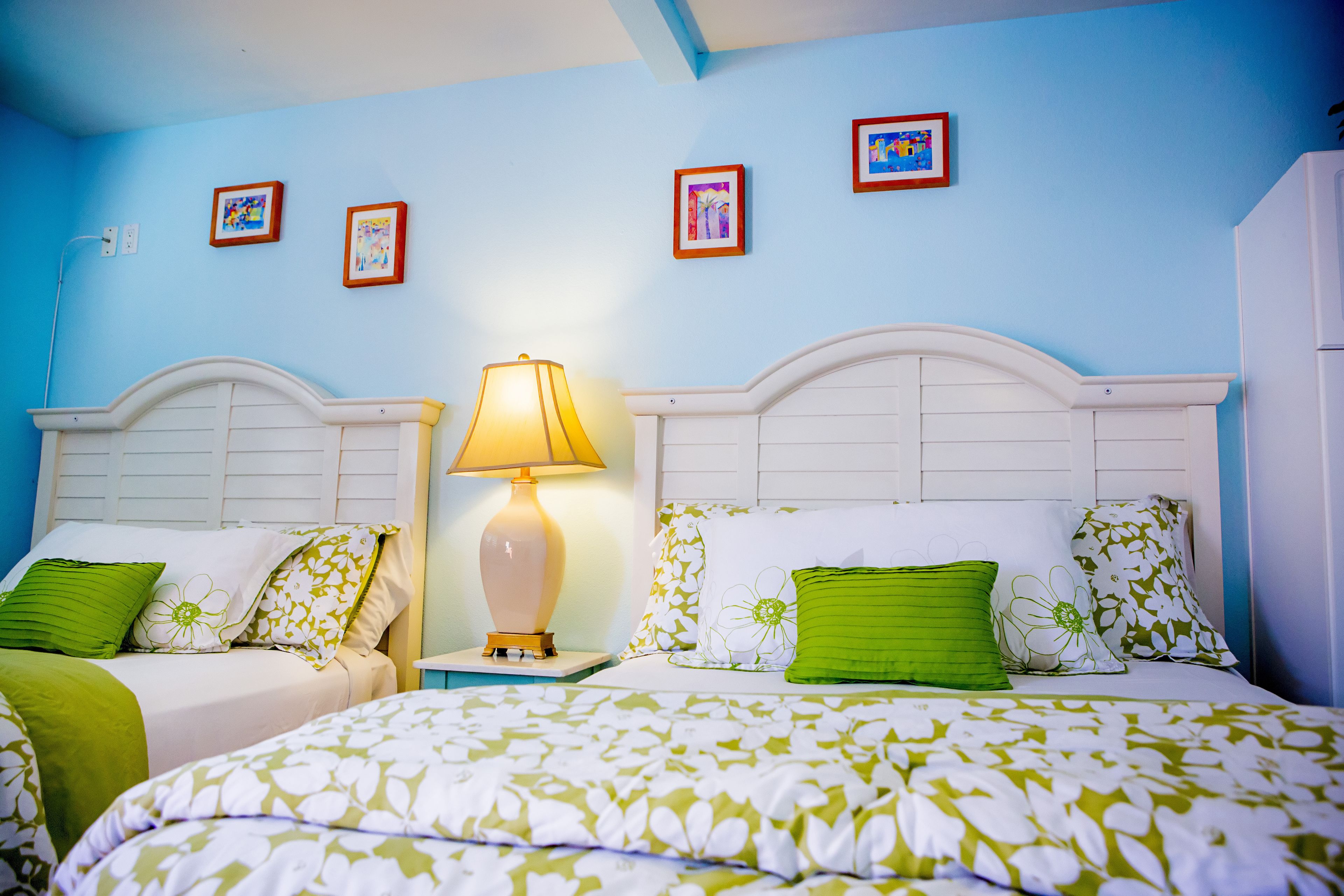 Habitación estándar, 2 camas de matrimonio, cocina básica | Ropa de cama de alta calidad y tabla de planchar con plancha