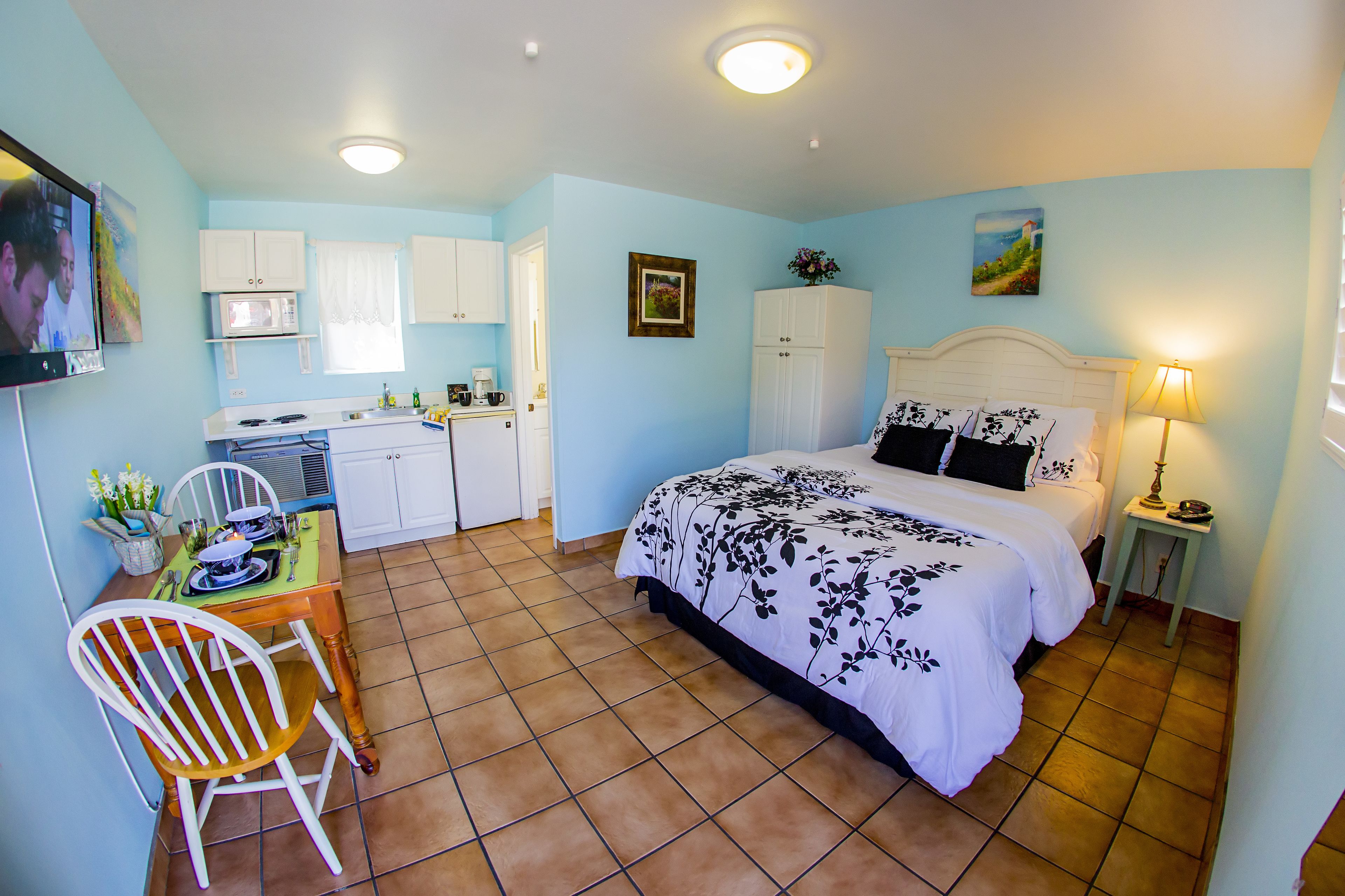 standard room, 1 queen bed, kitchenette | premium bedding, iron/ironing board, cots/infant beds, rollaway beds