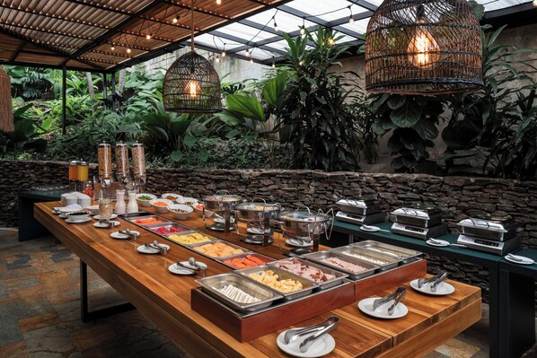 Free daily buffet breakfast