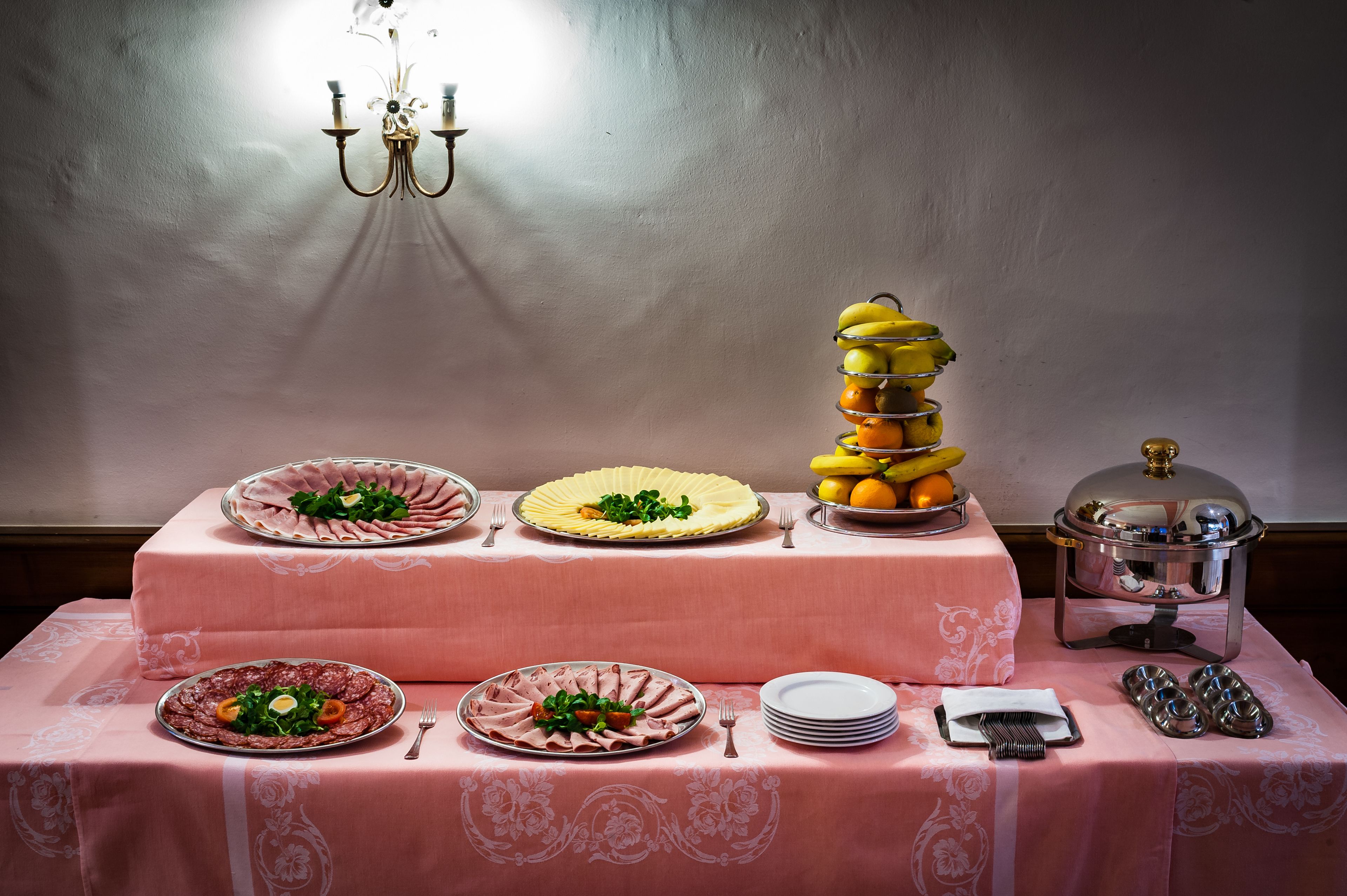 Une table de buffet garnie de divers plats et d’ustensiles.