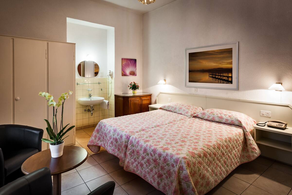 In-room safe, cribs (surcharge), WiFi (free), bed sheets