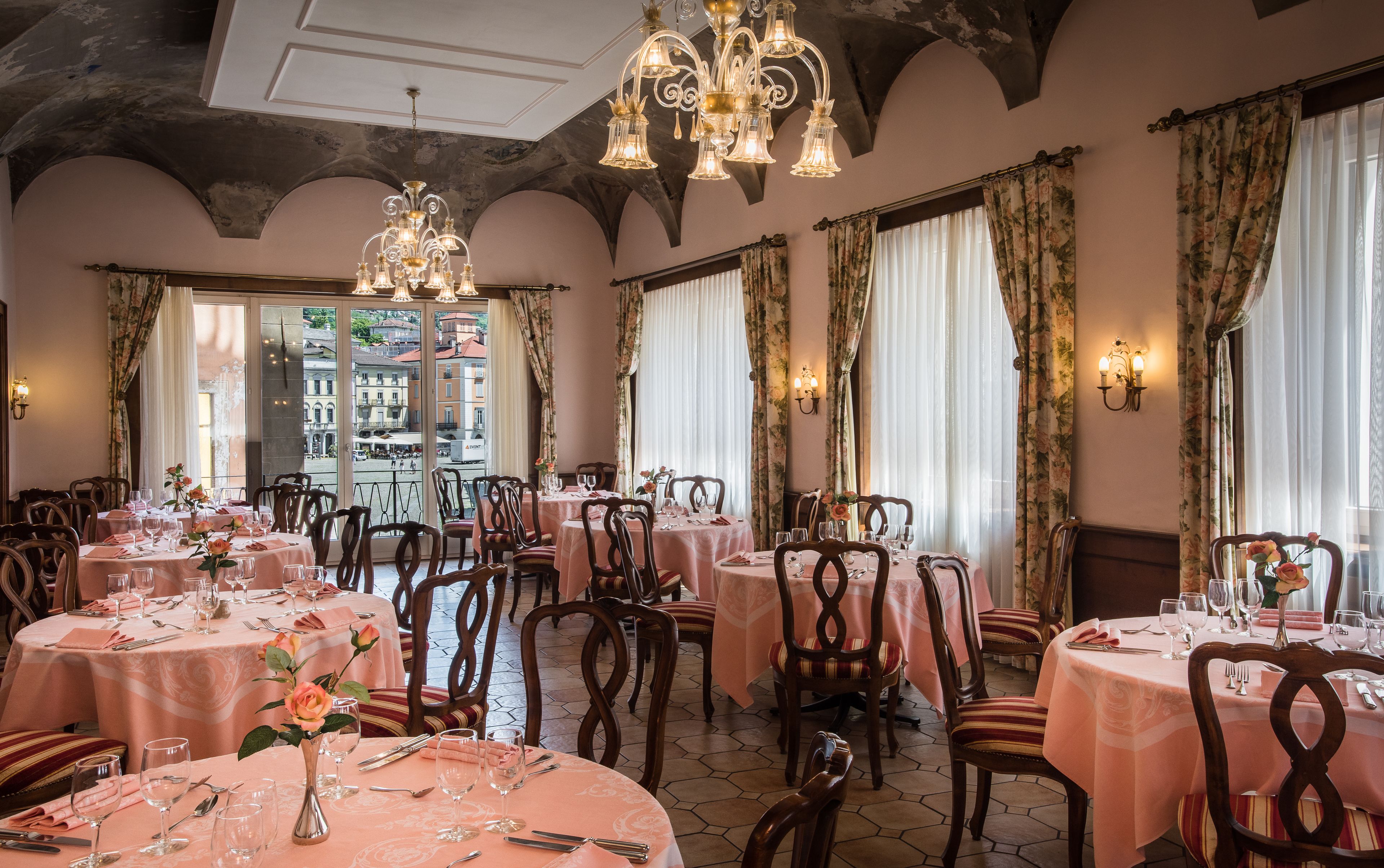 Serveert ontbijt, lunch en diner