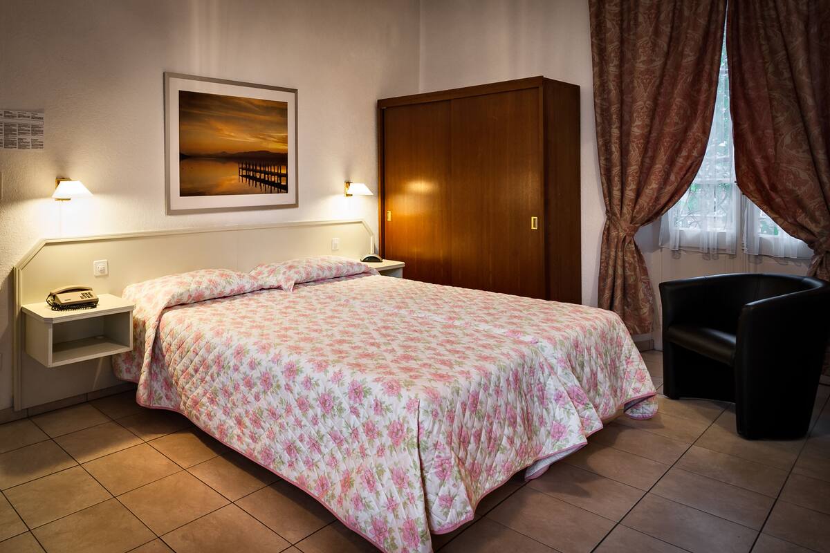 In-room safe, cribs (surcharge), WiFi (free), bed sheets