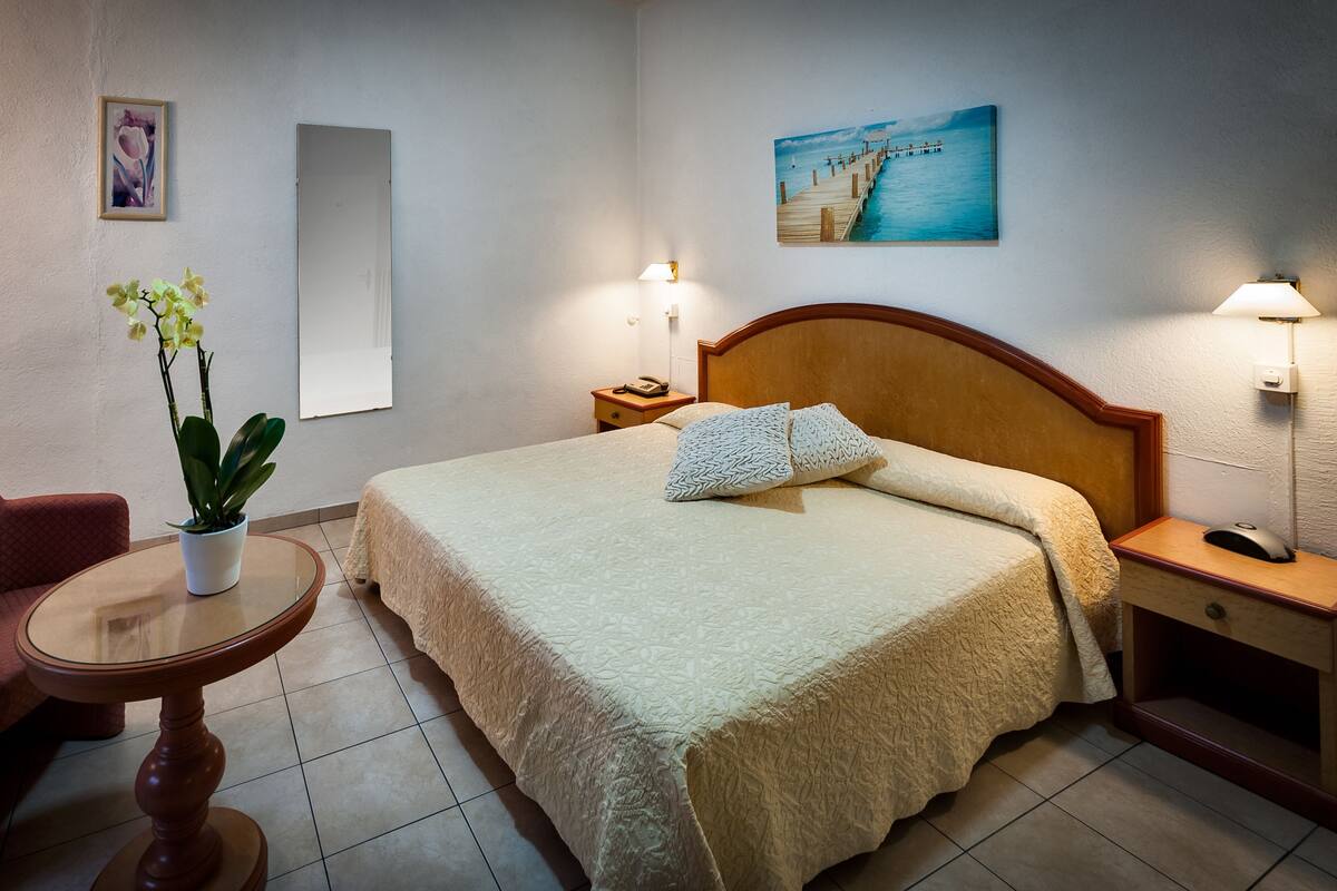 In-room safe, cribs (surcharge), WiFi (free), bed sheets
