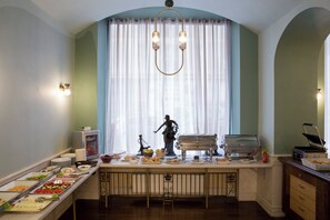 Petit déjeuner buffet (59 RON par personne)
