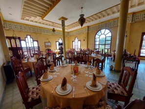 Breakfast, lunch, dinner served; international cuisine 