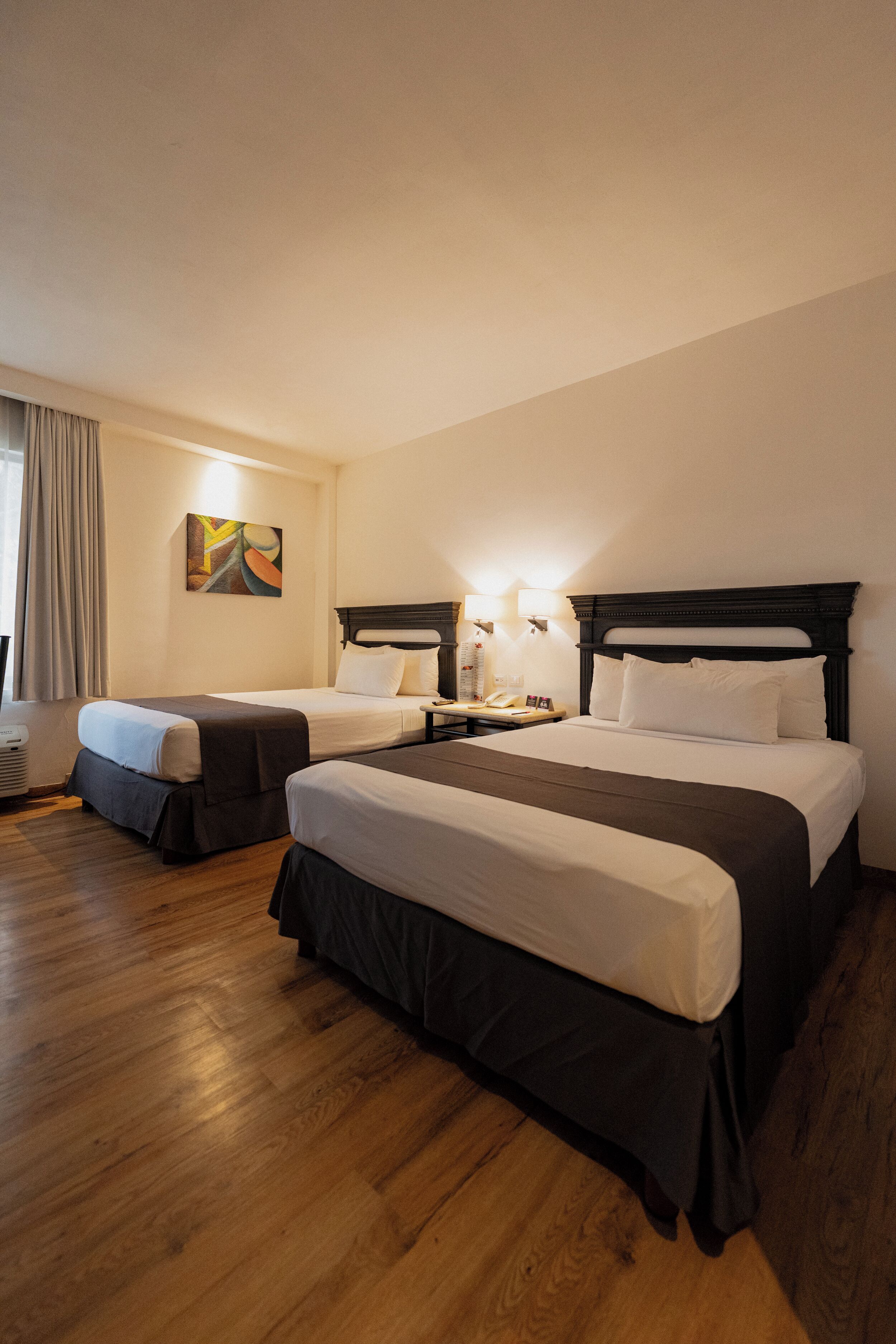 Chambre Standard double | Couette en duvet, lit avec matelas Select Comfort, coffre-fort, bureau