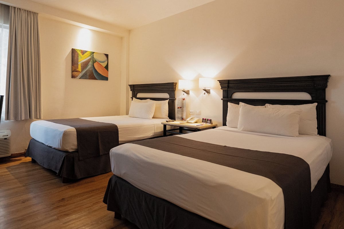 Chambre Standard double | Couette en duvet, lit avec matelas Select Comfort, coffre-fort, bureau