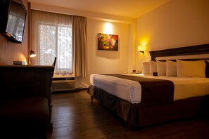 Standard Room | Gebar bulu kapas, katil Select Comfort, peti besi dalam bilik, meja 