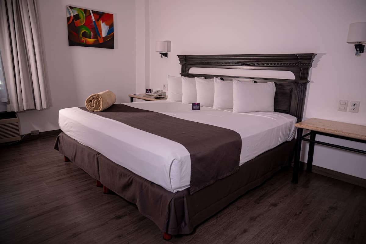 Standaard kamer | Donsdekens, Select Comfort-bedden, een kluis op de kamer, een bureau