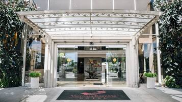 Vista frontal de la propiedad