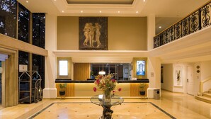 A spacious lobby with a marble floor, a reception desk, and a staircase. - Victoria Express Durango (Durango)