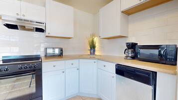 Deluxe Apartment, 2 Bedrooms, 2 Bathrooms | Private kitchen | Fridge, microwave