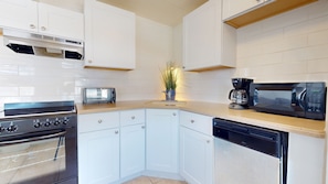 Deluxe Apartment, 2 Bedrooms, 2 Bathrooms | Private kitchen | Fridge, microwave
