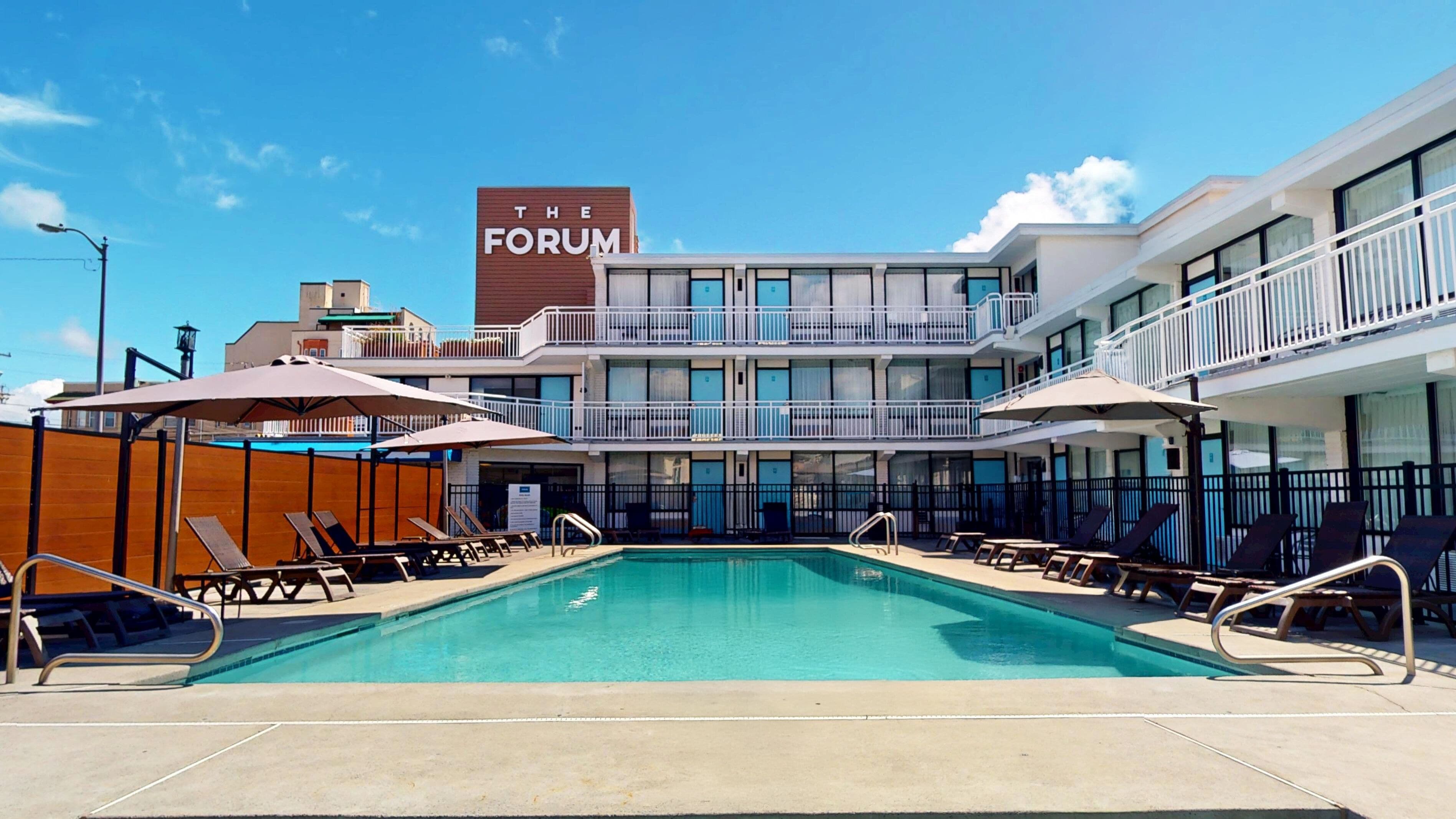 Una piscina al aire libre de temporada