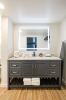 Ducha, secador de pelo, toallas, jabón