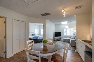 Escritorio, cortinas blackout y tabla de planchar con plancha