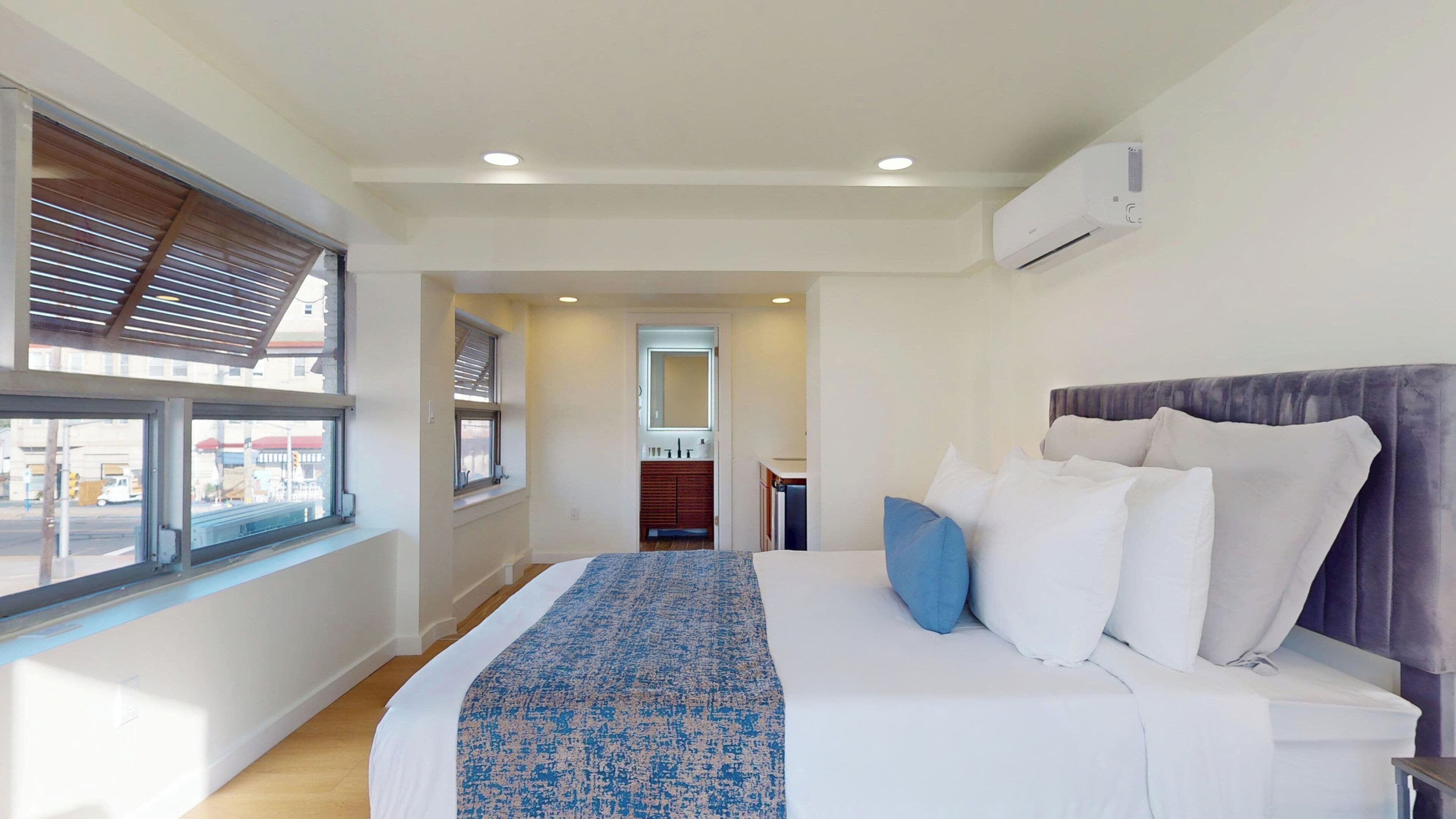 Premium-sviitti, patio, näköala uima-altaalle | Työpöytä, pimennysverhot, silitysrauta/-lauta, ilmainen Wi-Fi