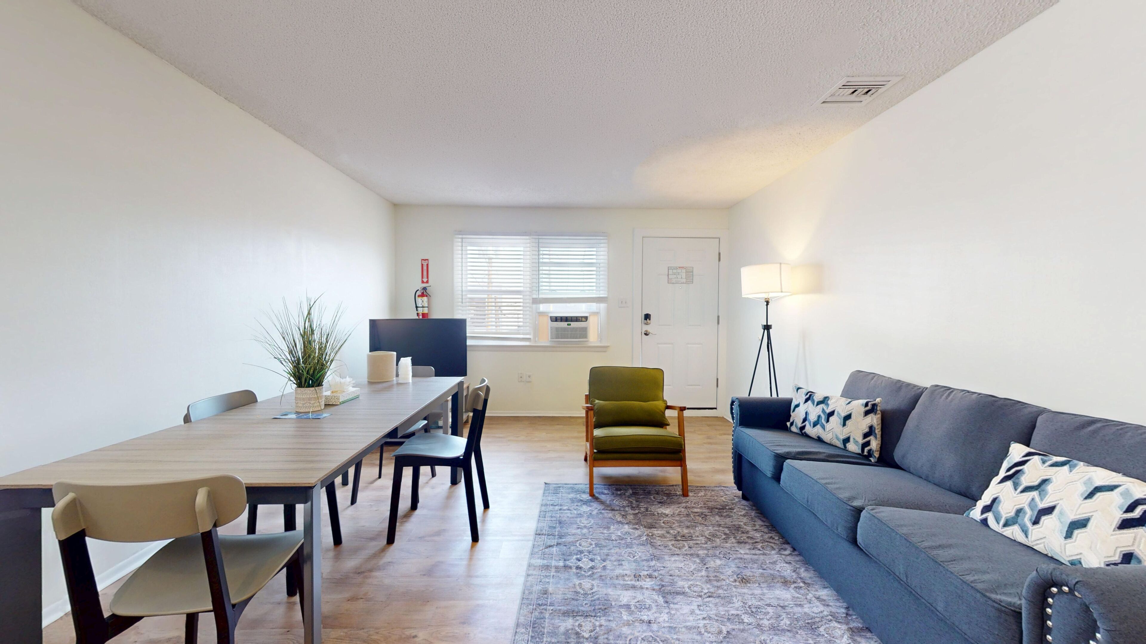 Huoneisto, 2 makuuhuonetta | Olohuone | 50–tuumainen televisio, jossa kaapelikanavat