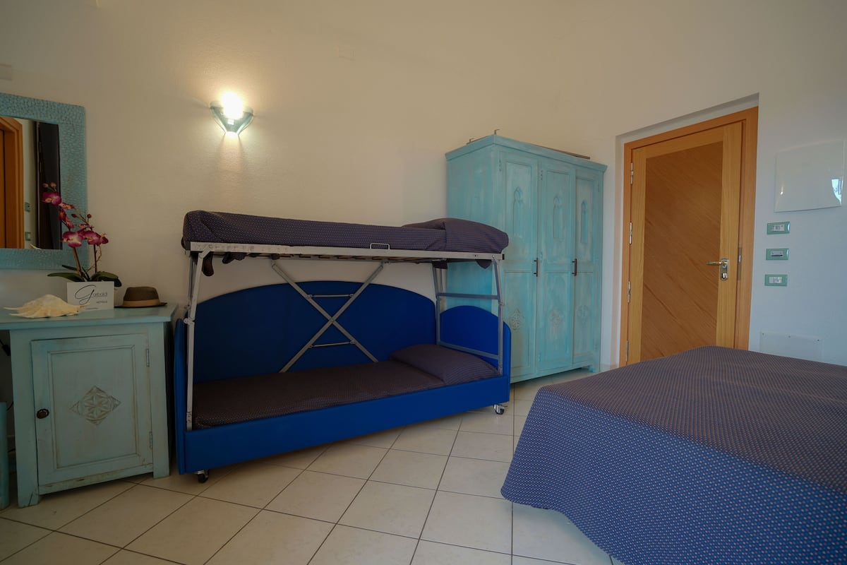 Vierpersoonskamer | Een minibar, een kluis op de kamer, een bureau, babybedden