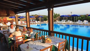 Outdoor dining - Gh Borgo Saraceno Hotel & Residence (Tempio Pausania)
