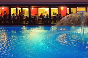 Piscine couverte, piscine extérieure (ouverte en saison)